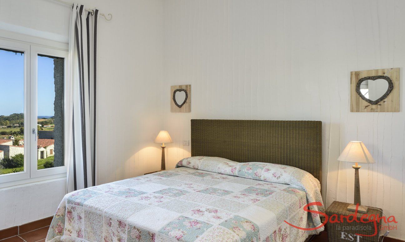 Li Conchi 2 | Schlafzimmer 1 mit Doppelbett und Blick in den Garten Schlafzimmer 1