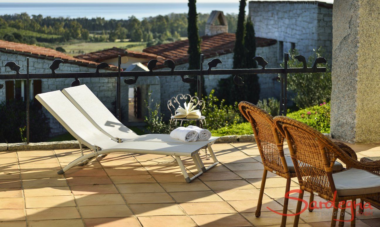 Terrasse mit Sonnenliegen und Meerblick Li Conchi 10, Cala Sinzias