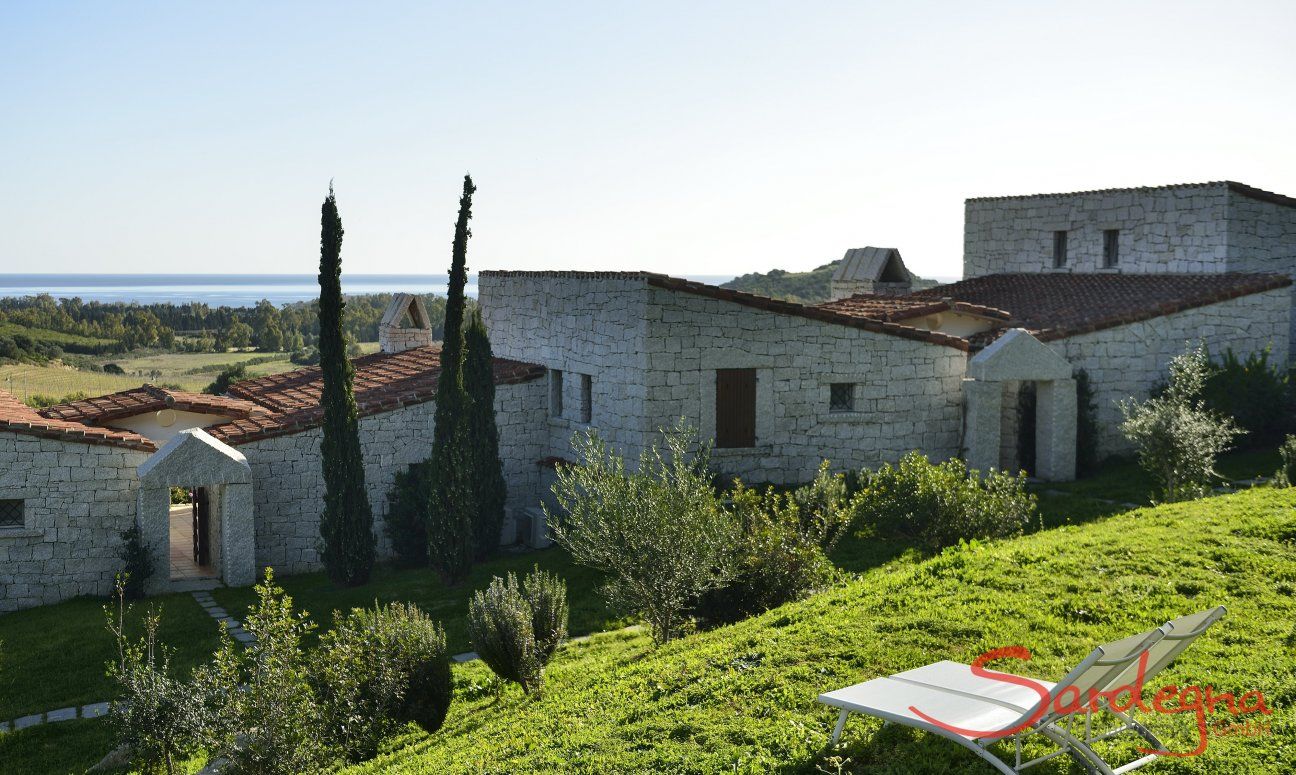 Li Conchi 10 | Garten mit Sonnenliegen und Meerblick Garten mit Sonnenliegen und Meerblick Li Conchi 10, Cala Sinzias
