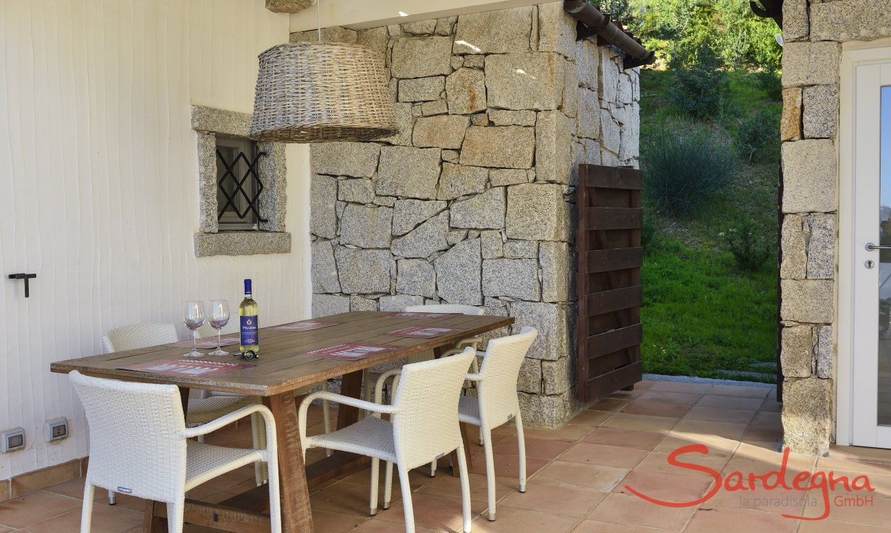 Li Conchi 10 | Essen im Freien unter dem überdachten Teil der Terrasse Esstisch auf der überdachten Terrasse Li Conchi 10, Cala Sinzias