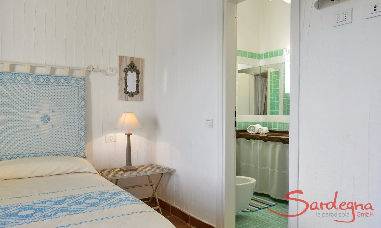 Schlafzimmer mit Doppelbett und Bad Li Conchi 10, Cala Sinzias