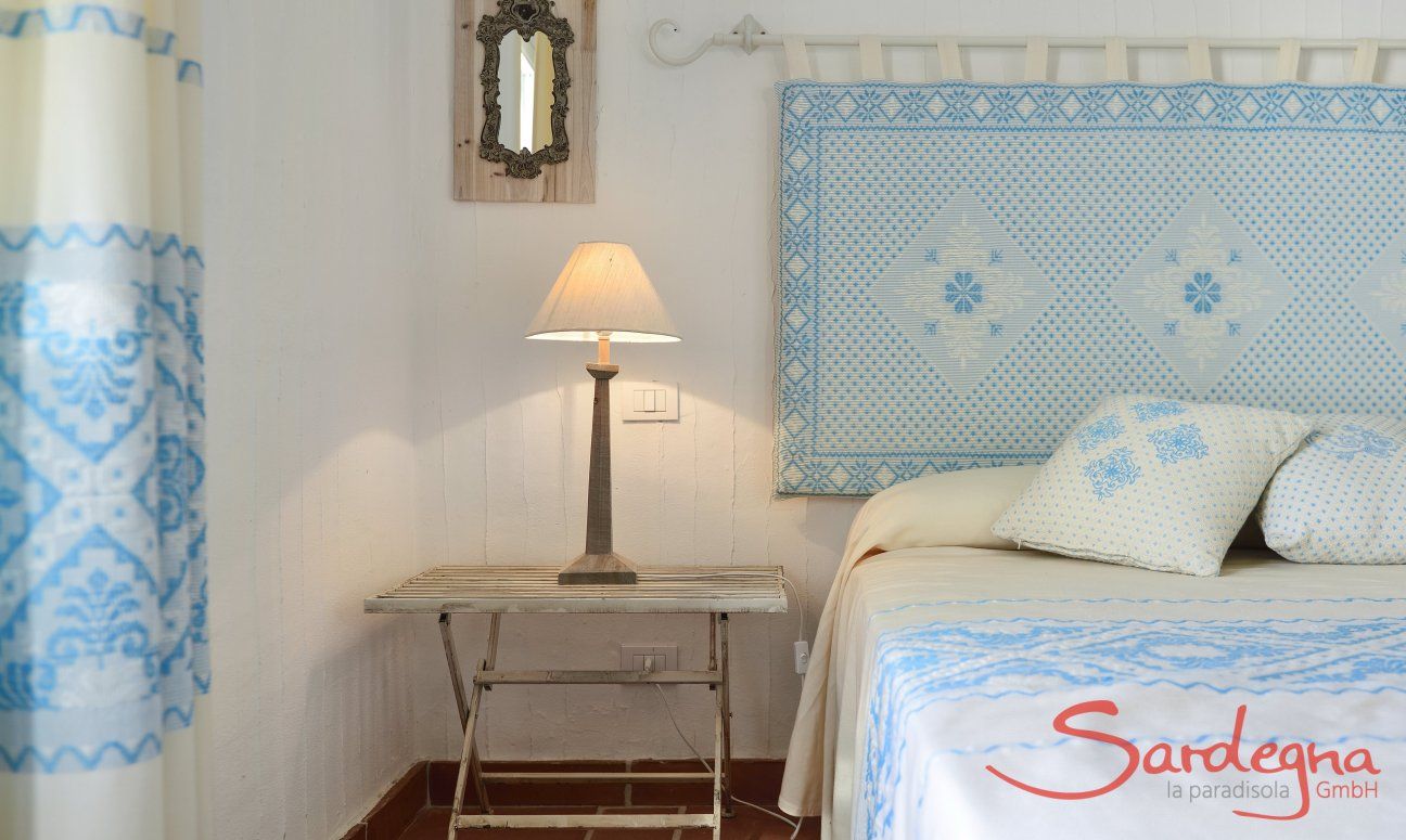 Li Conchi 10 | Schlafzimmer 1 mit stilvoller sardischer Einrichtung Schlafzimmer Li Conchi 10, Cala Sinzias