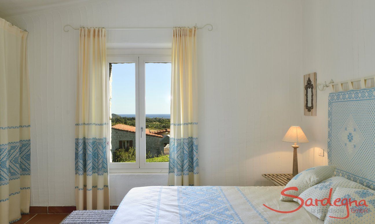 Li Conchi 10 | Schlafzimmer 1 mit Blick in den Garten Schlafzimmer mit Gartenblick Li Conchi 10, Cala Sinzias
