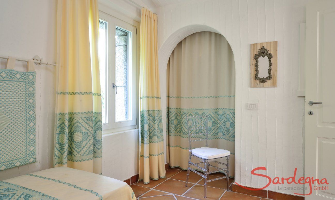 Li Conchi 10 | Schlafzimmer 2 mit Wandschrank Schlafzimmer Li Conchi 10, Cala Sinzias