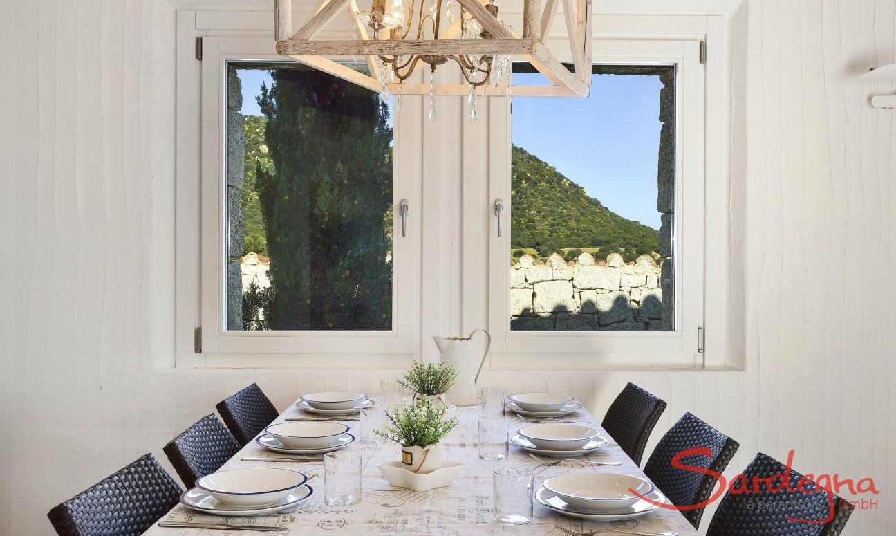 Li Conchi 10 | Praktischer Esstisch Esstisch am Fenster mit Blick Li Conchi 10, Cala Sinzias