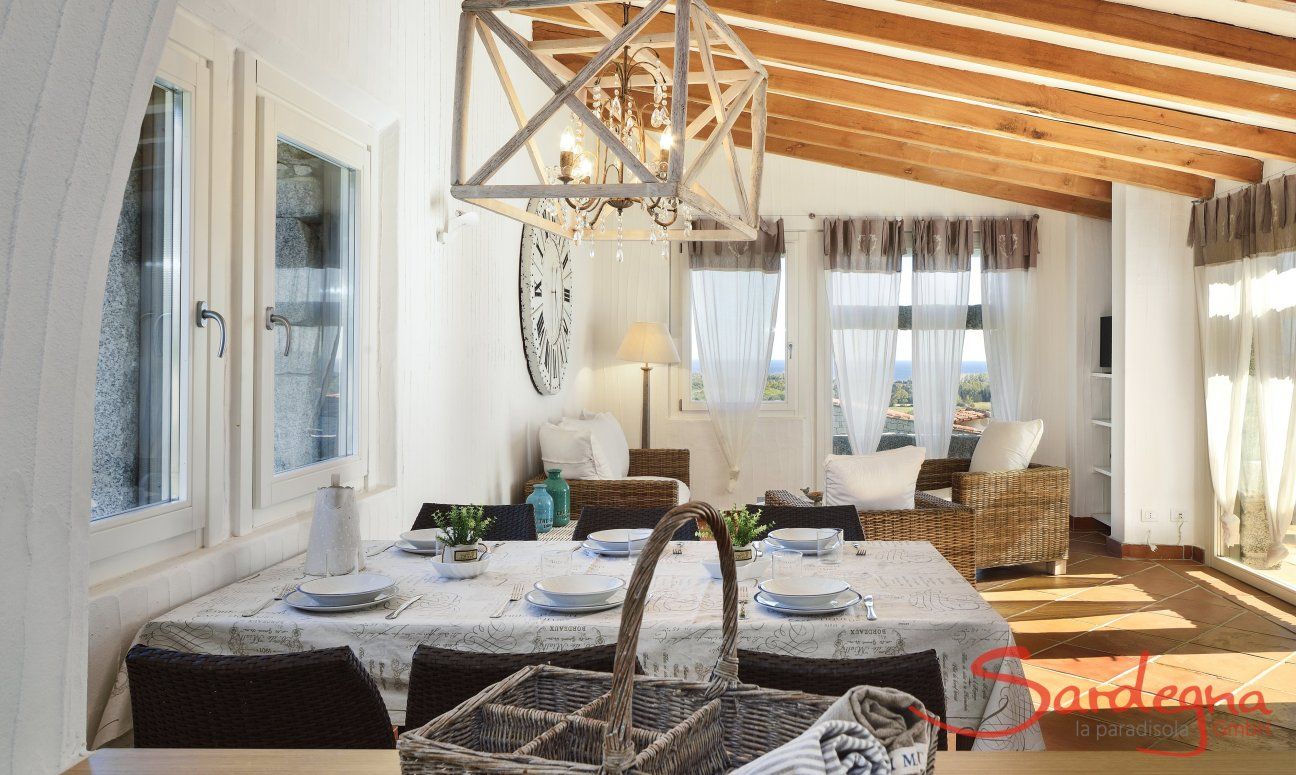 Li Conchi 10 | Helles, luftiges Wohnzimmer mit Esstisch und Sofa Wohnzimmer Li Conchi 10, Cala Sinzias