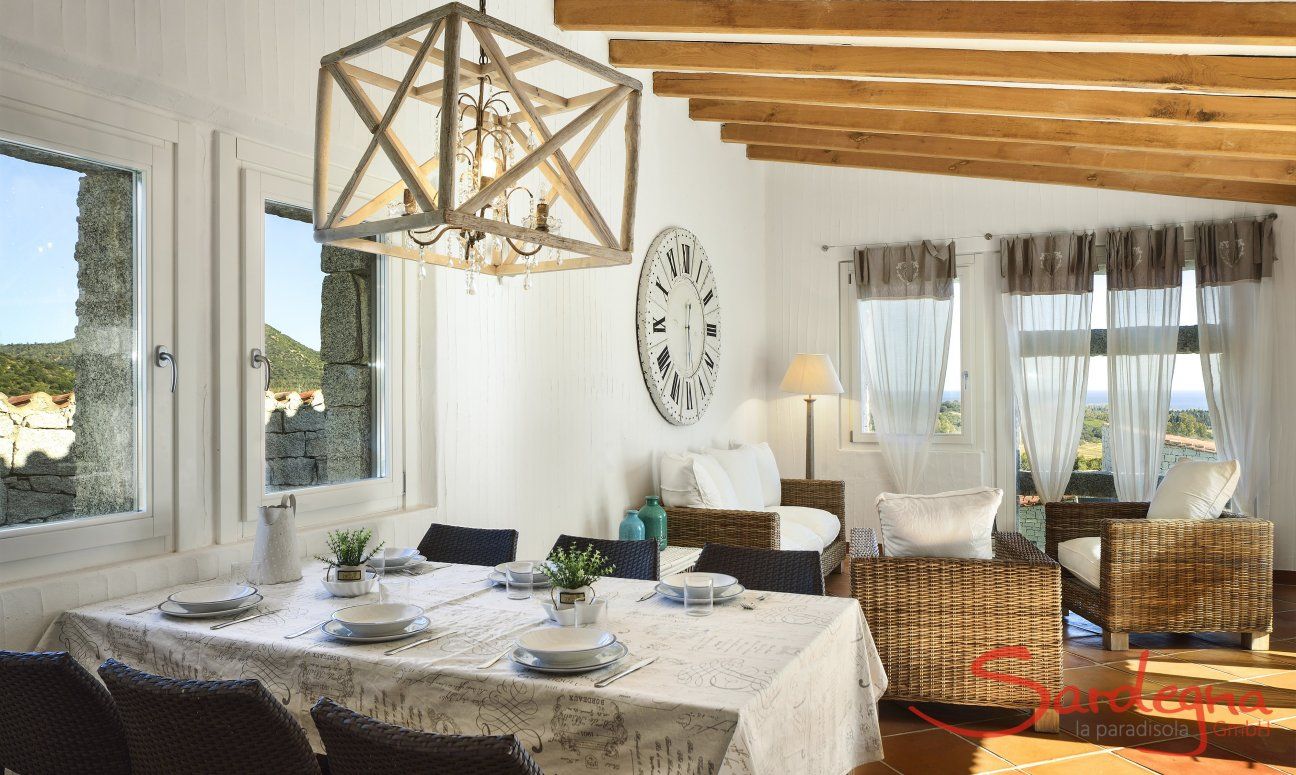 Li Conchi 10 | Wohnzimmer mit Esstisch, Sofaecke und Panoramafenster Wohnzimmer Li Conchi 10, Cala Sinzias