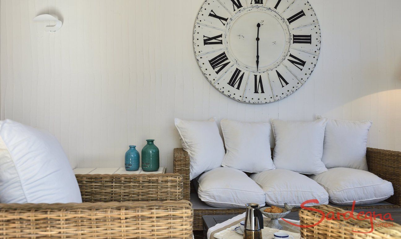 Li Conchi 10 | Gemütliches Korbsofa und große Wanduhr Sofa Li Conchi 10, Cala Sinzias