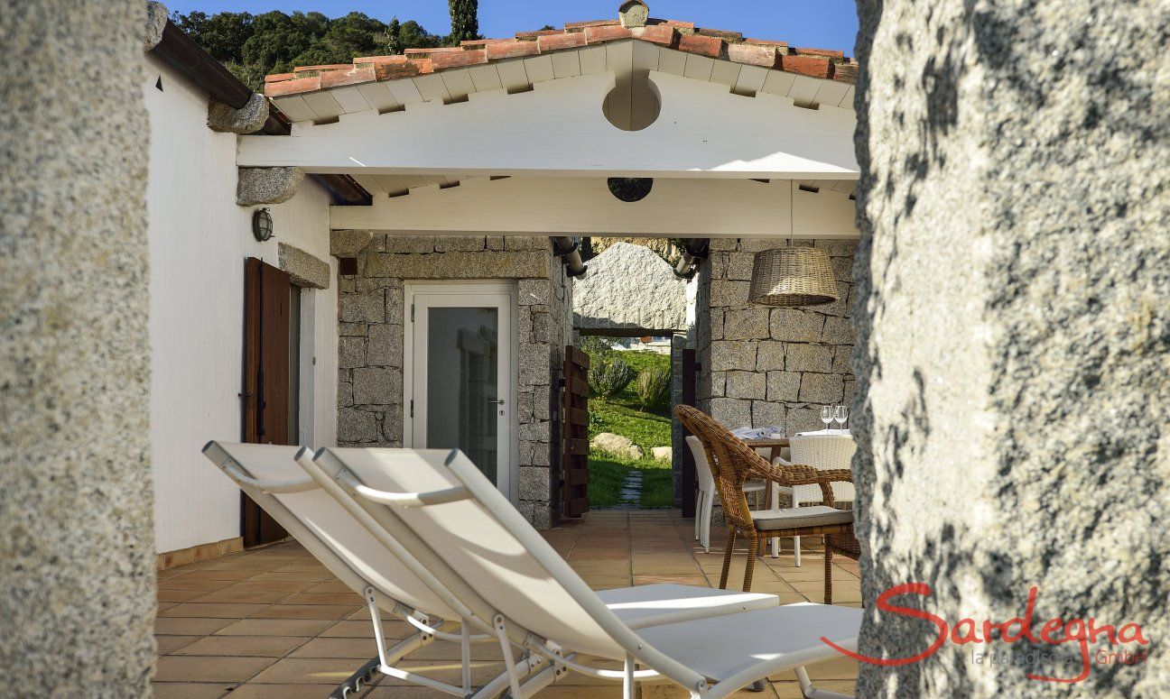 Li Conchi 17 | Die teilüberdachte Terrasse mit Liegestühlen, Sofa und Esstisch wird zum Wohnzimmer im Freien Li Conchii 17 Patio