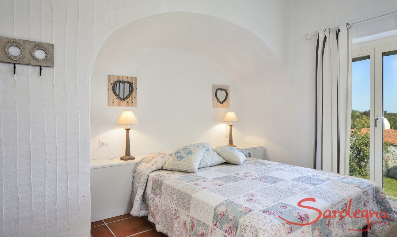 Li Conchi 17 | Schlafzimmer 1 mit Doppelbett und Blick in den Garten Schlafzimmer 1 mit Blick