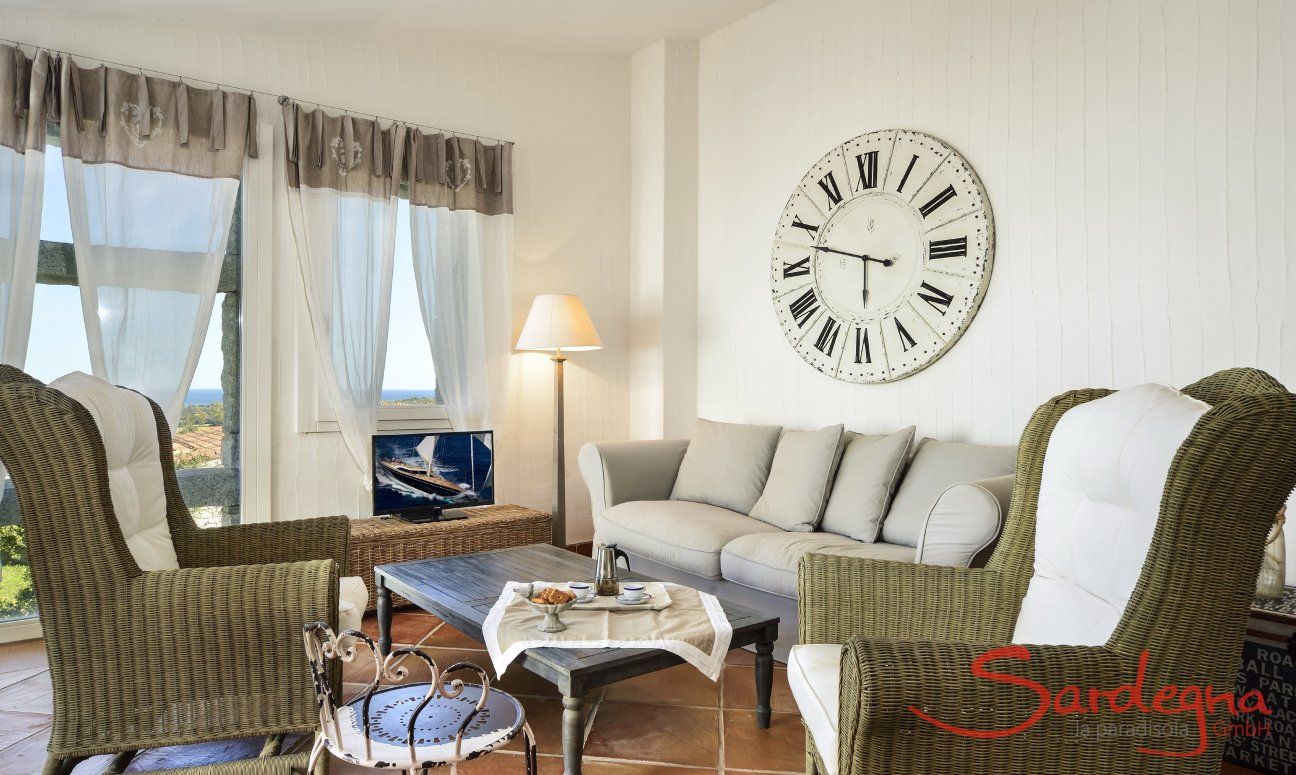 Li Conchi 17 | Sofa und große Fenster im Wohnzimmer Wohnzimmer
