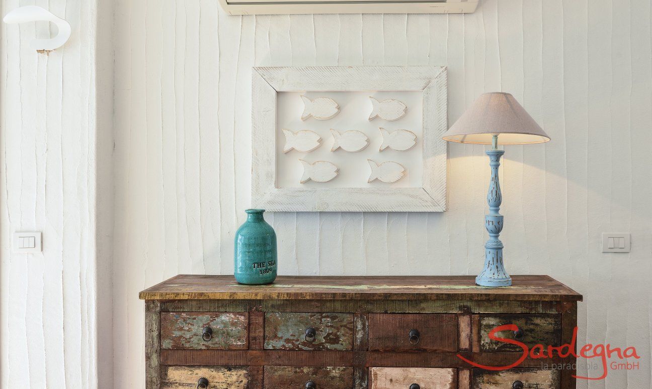 Li Conchi 26 | Wohnzimmer mit Kommode im Shabby Stil und Klimaanlage Einrichtungsdetails