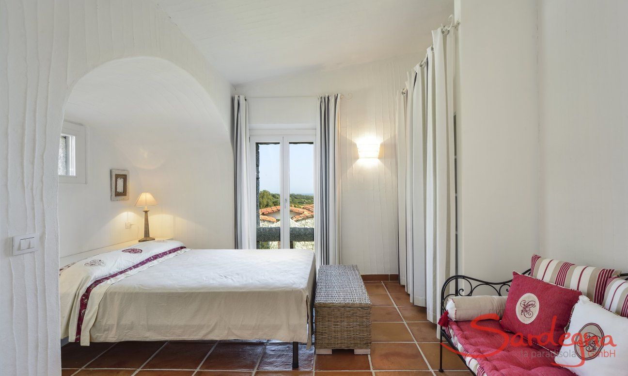 Li Conchi 26 | Schlafzimmer 1 mit Doppelbett und Sofa Schlafzimmer 1