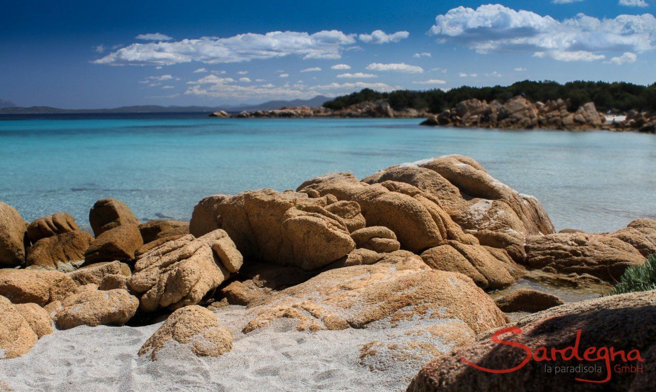 Cala Capriccioli mit verrückt geformten Felsen und glasklarem Wasser