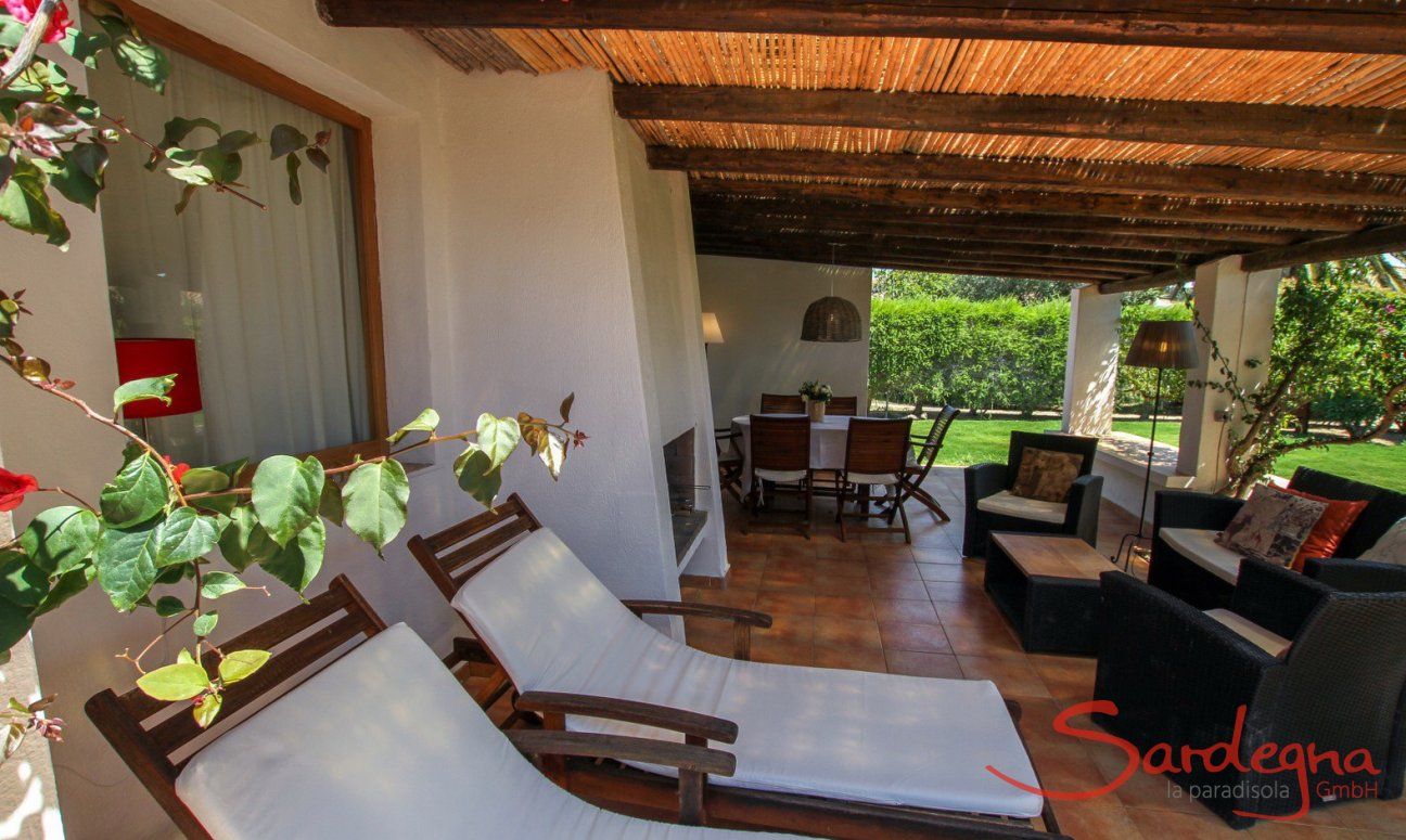 Villa Kika | Terrasse mit Liegen Terrasse mit Liegen