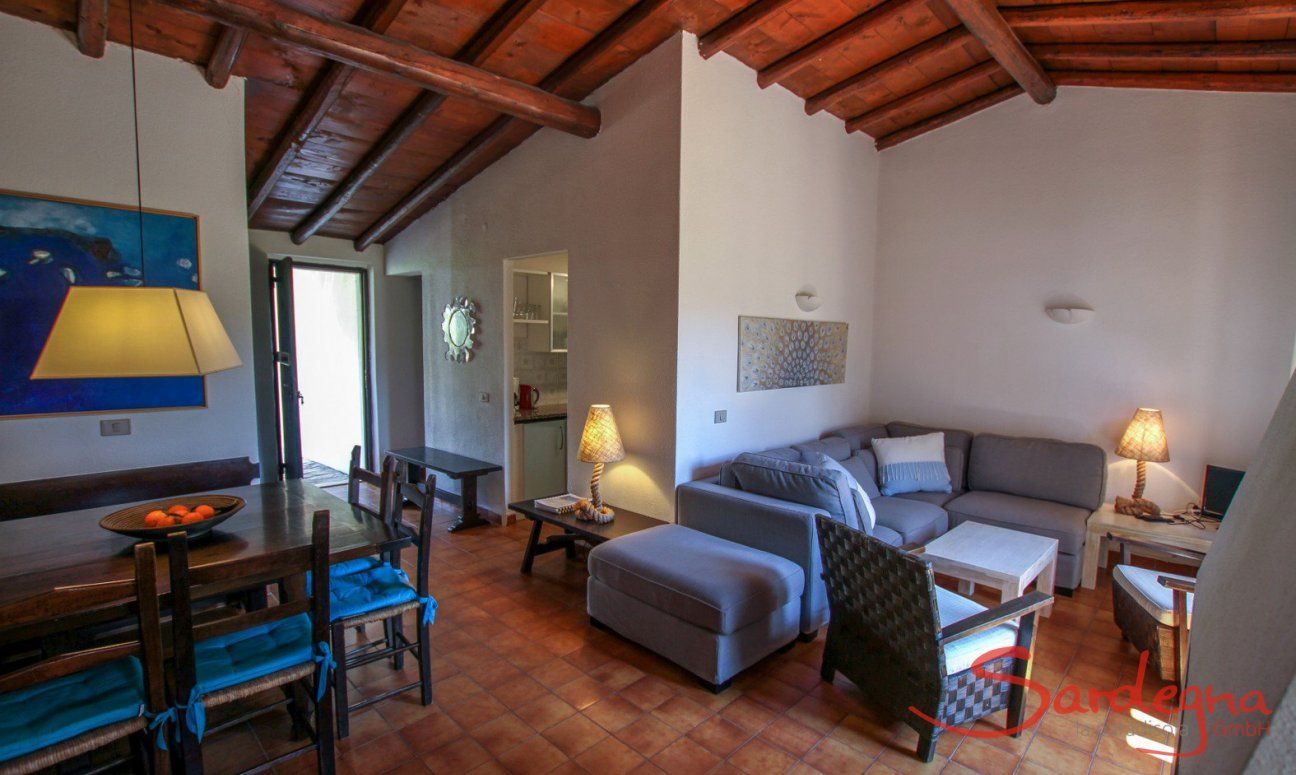 Villetta 12 | Wohnenbereich mit Sofa und Esstisch Wohnenbereich mit Sofa und Esstisch
