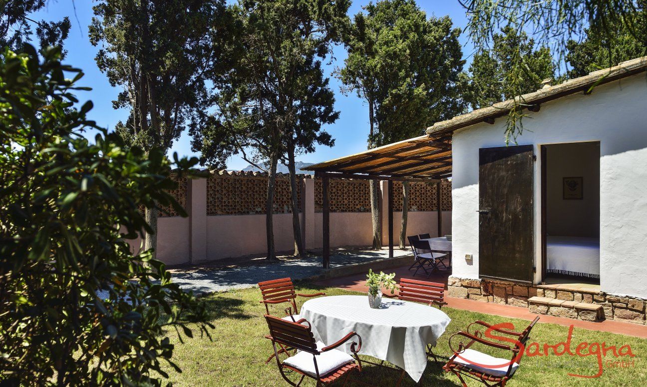 Casa Su Faru 5 | Garten mit Eßtisch Blick auf Garten mit Eßtisch, Haus und Mauer von Su Faru