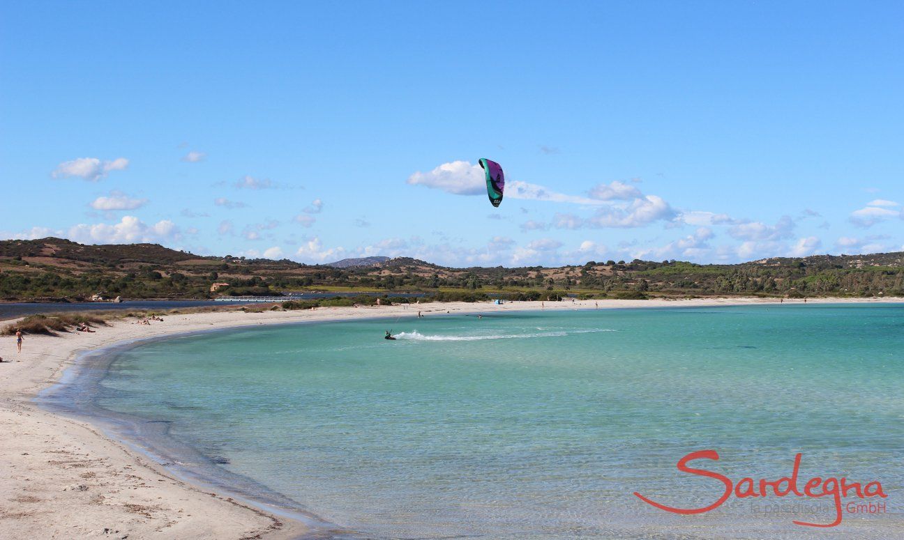 Strand Lu Impostu mit Kitesurfer