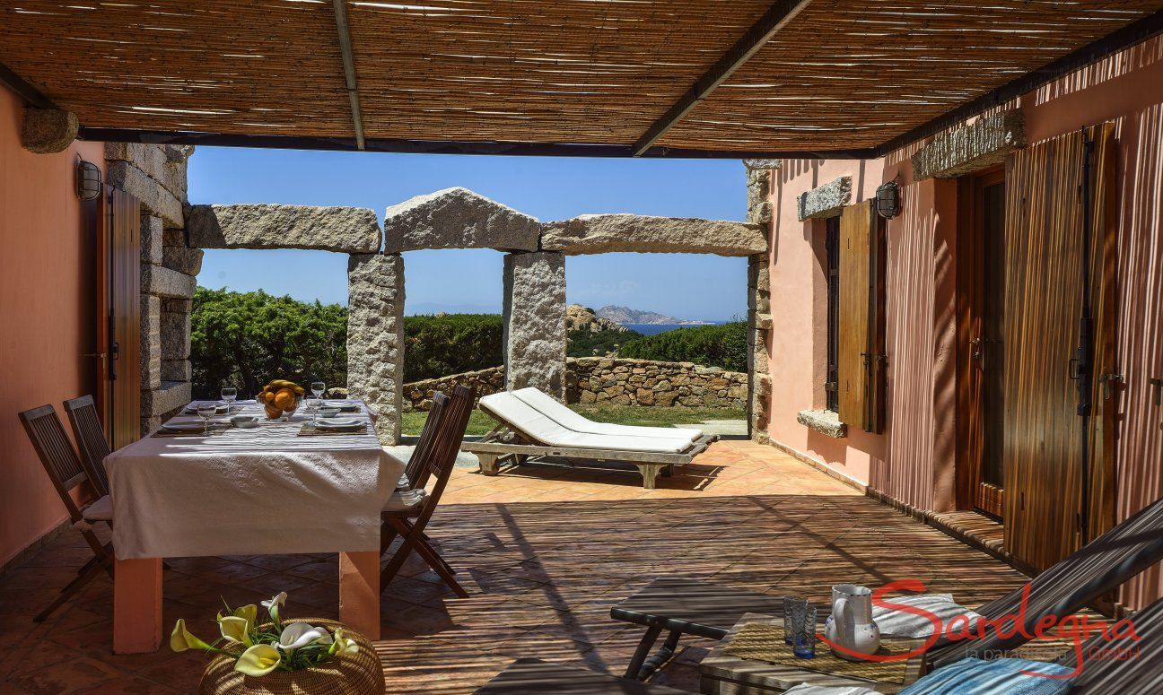 Villa Domus 9d | Überdachte Terrasse mit Esstisch Überdachte Terrasse mit Esstisch