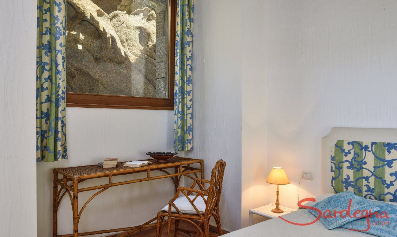 Villa Domus 9d | Schlafzimmer 1 mit Felsformation vor dem Fenster Schlafzimmer 1 mit Felsformation vor dem Fenster