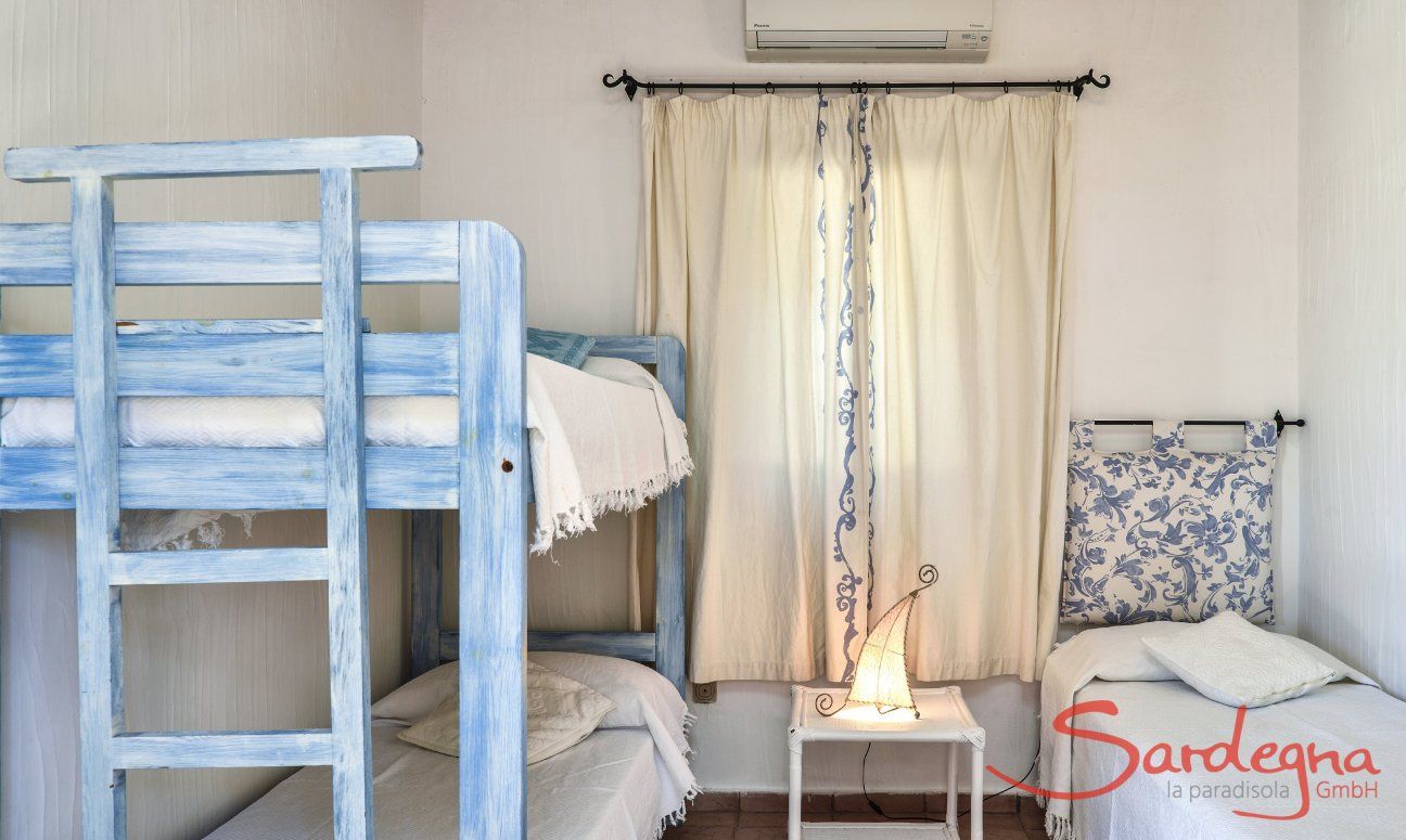 Villa Domus 9d | Schlafzimmer 2 mit Einzelbett und Hochbett Schlafzimmer 2 mit Einzelbett und Hochbett