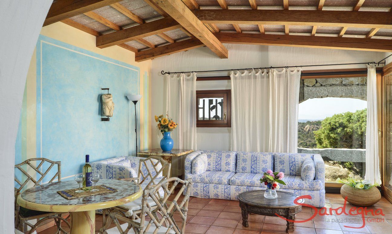 Villa Domus 9d | Helles Wohnzimmer mit großer Glasfront Helles Wohnzimmer mit großer Glasfront