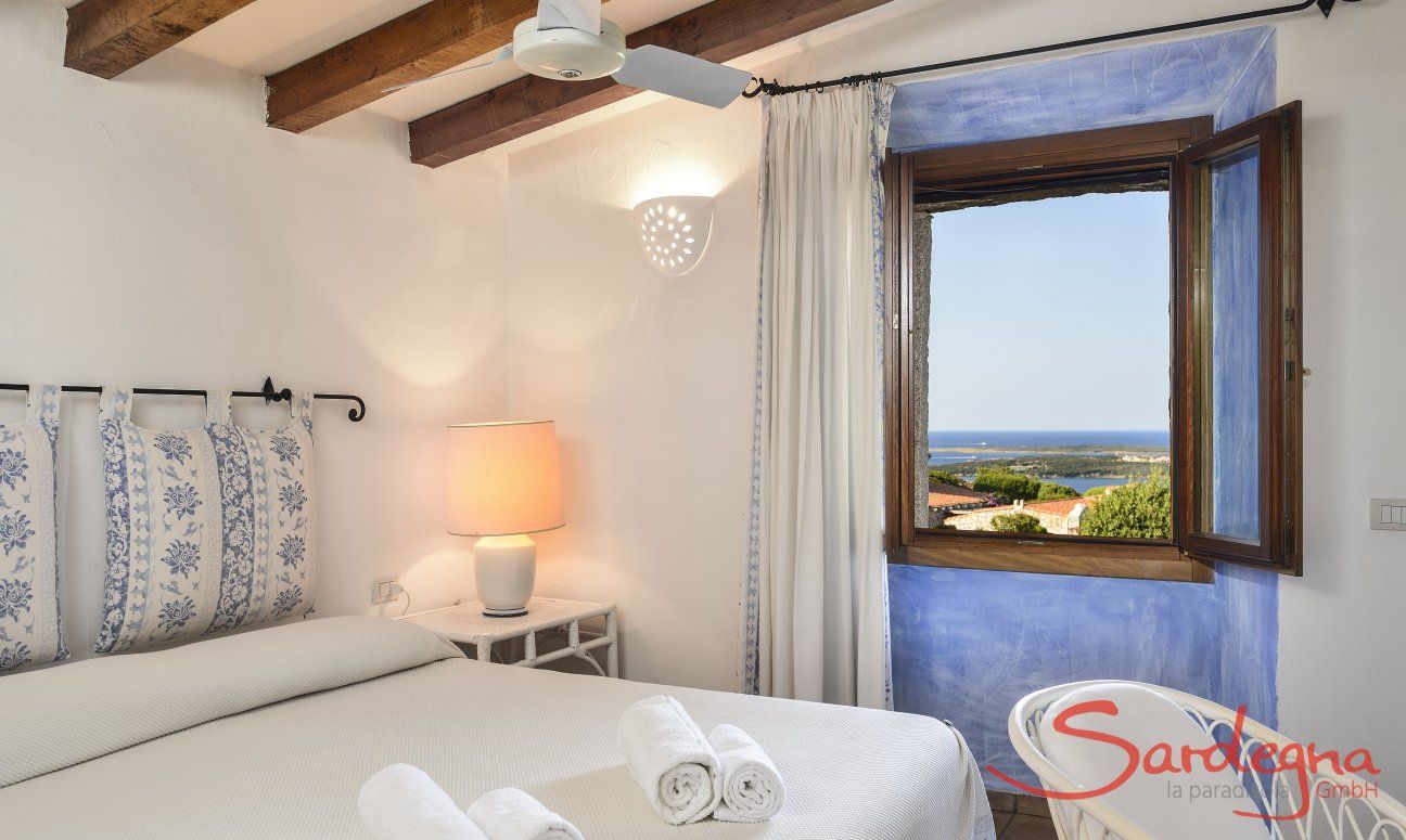 Penthouse Domus 16 | Schlafzimmer 1 mit Doppelbett und Meerblick Schlafzimmer 1 mit Doppelbett und Meerblick