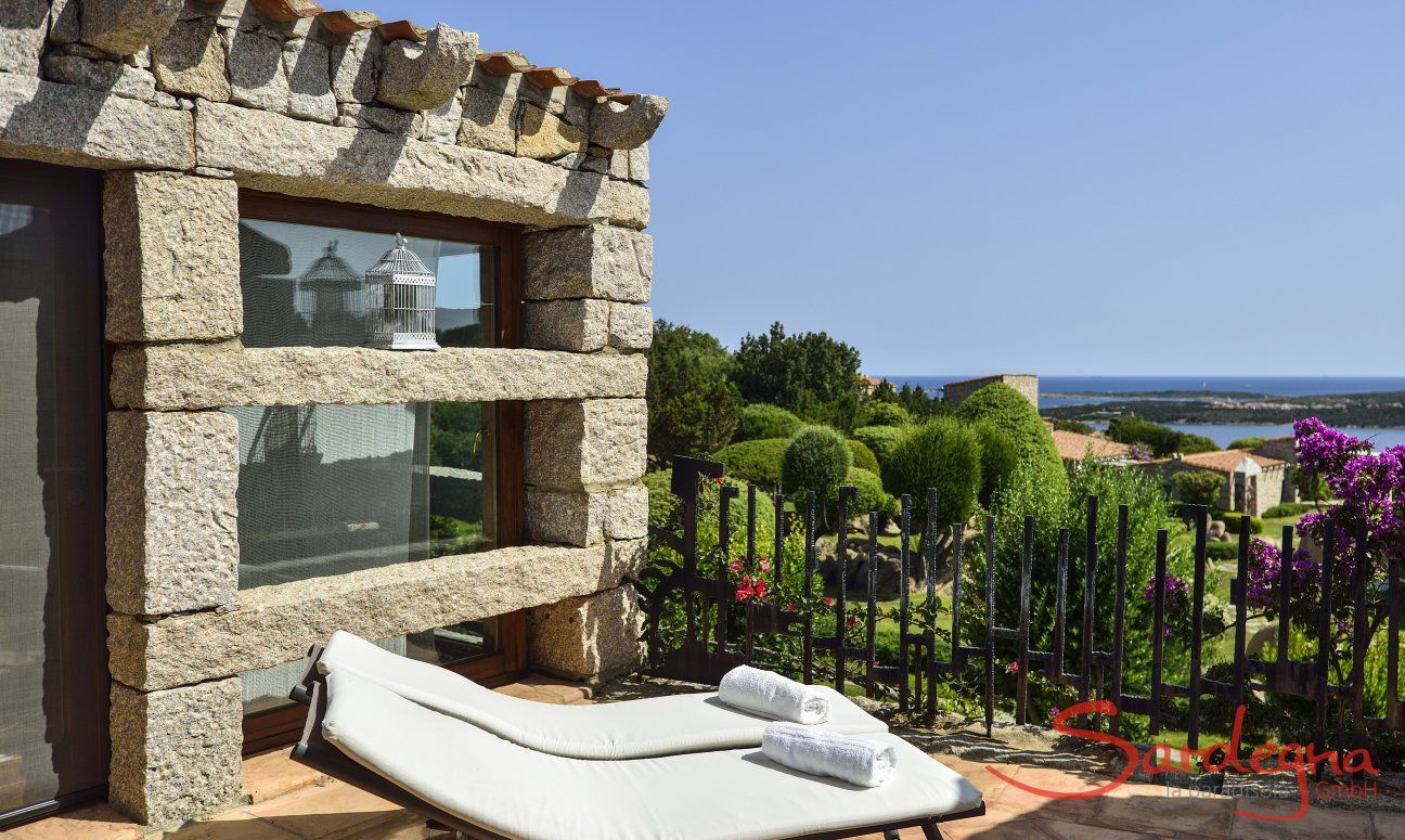 Terrasse mit Sonnenliegen und Meerblick der Villa Domus 16