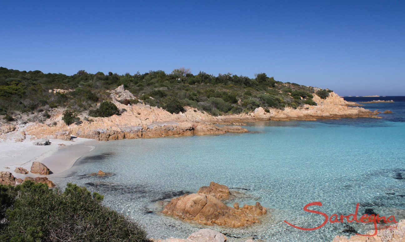 Kristallklares Wasser auf dem weißen, sandigen Grund vom Strand Romazzino