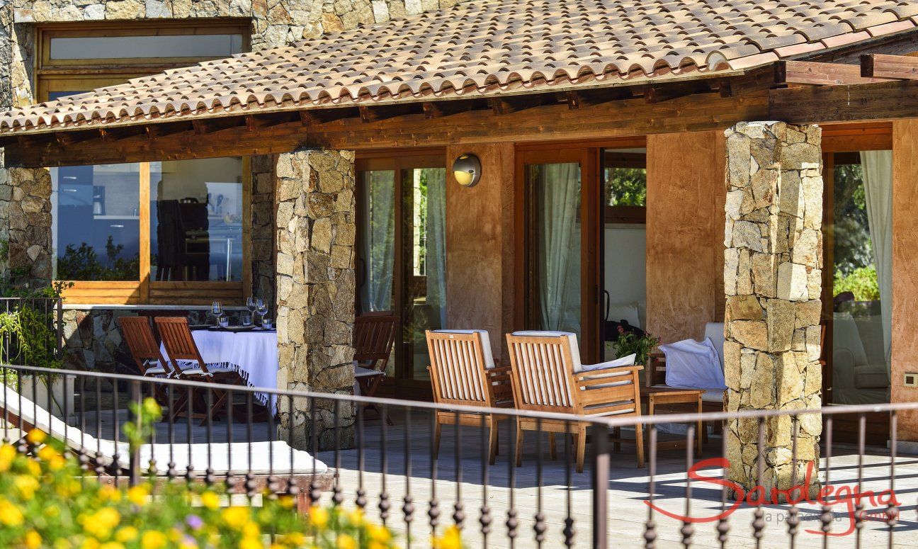 Villa Torretta Chia | Blick auf den Ess-und Loungebereich der Terrasse Blick auf den Ess-und Loungebereich der Terrasse
