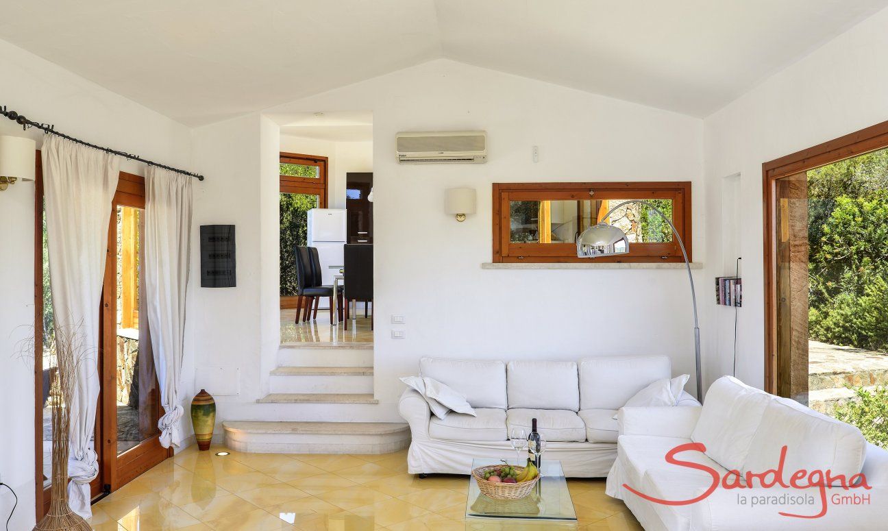 Villa Torretta Chia | Heller Wohnbereich mit großen Fensterfronten Heller Wohnbereich mit großen Fensterfronten
