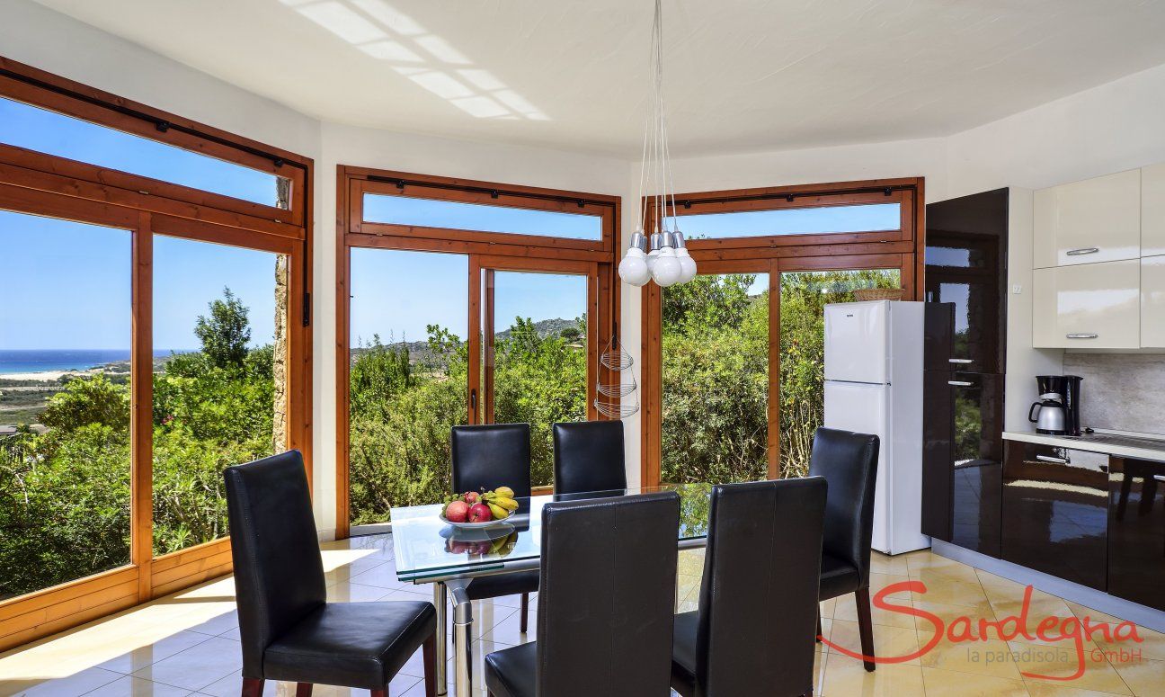Villa Torretta Chia | Essbereich mit sensationellem Blick auf die Landschaft Essbereich mit sensationellem Blick auf die Landschaft