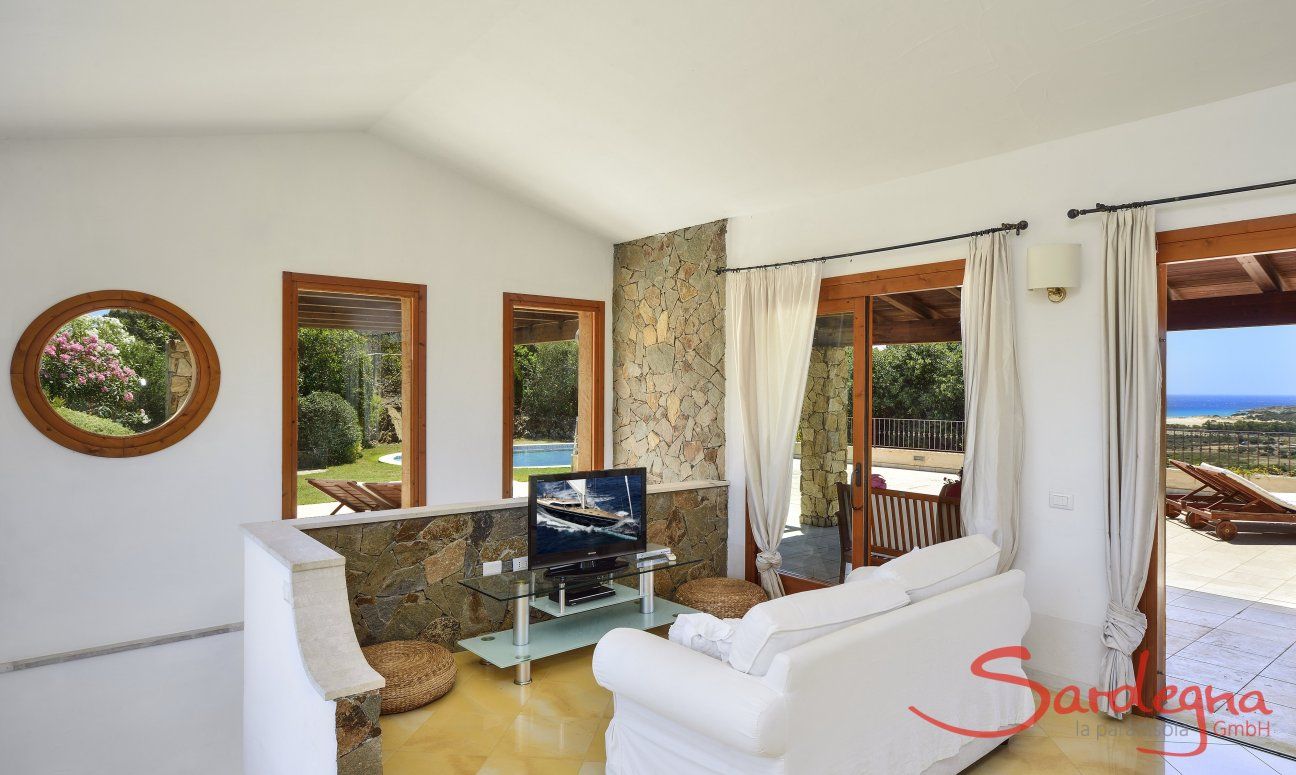 Villa Torretta Chia | Wohnraum mit Fernsehecke Wohnraum mit Fernsehecke