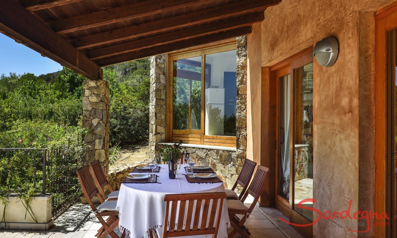 Villa Torretta Chia | Überdachter Essbereich auf der großen Terrasse Überdachter Essbereich auf der großen Terrasse