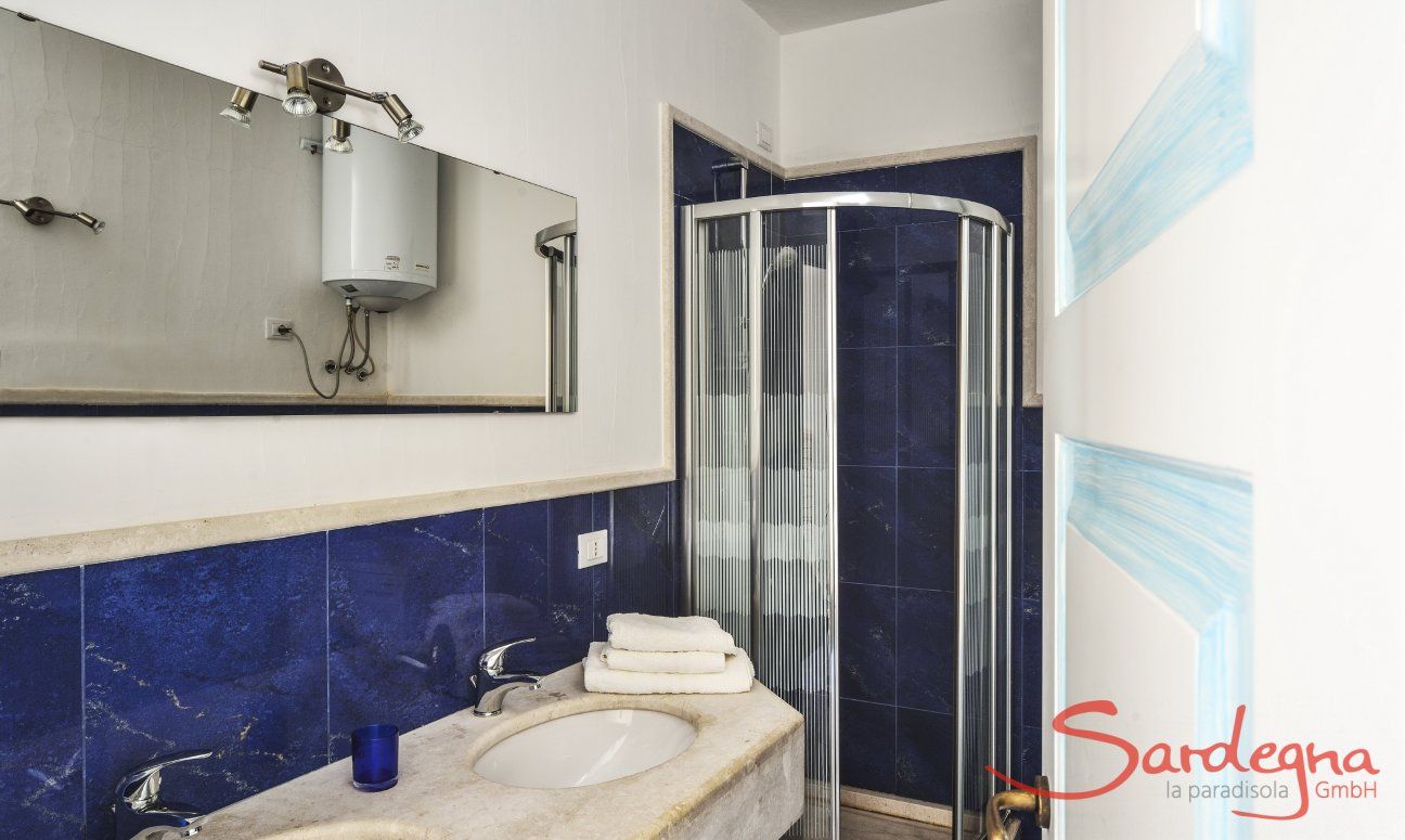 Villa Torretta Chia | Badezimmer 4 mit Dusche und zwei Waschbecken und Waschmaschine Badezimmer 2 mit Dusche und zwei Waschbecken