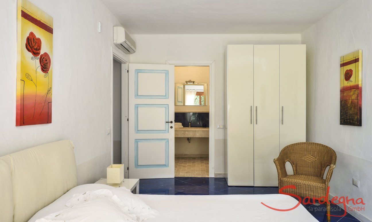 Villa Torretta Chia | Schlafzimmer 2 mit Doppelbett und Ensuite-Badezimmer Schlafzimmer 3 mit Doppelbett und Ensuite-Badezimmer