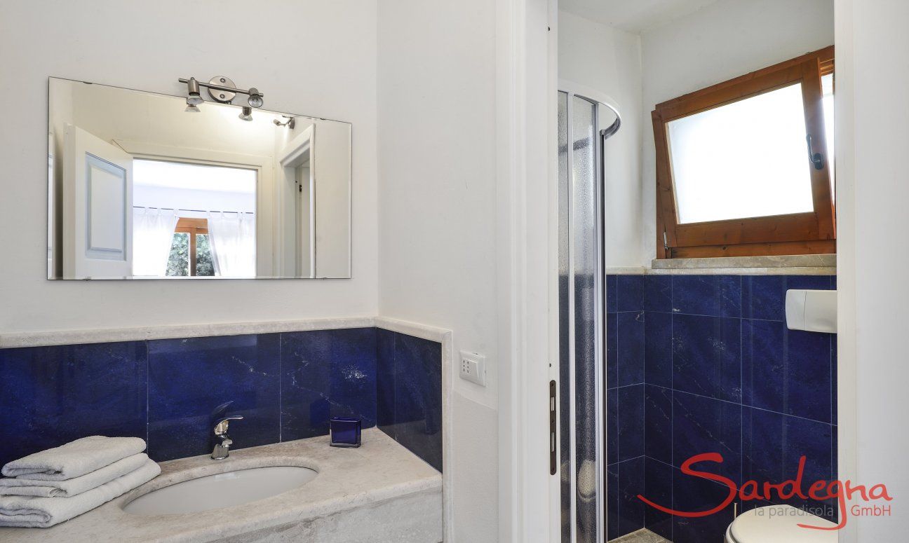 Villa Torretta Chia | Ensuite Bad vom Schlafzimmer 2 mit Dusche Badezimmer 4 mit Dusche