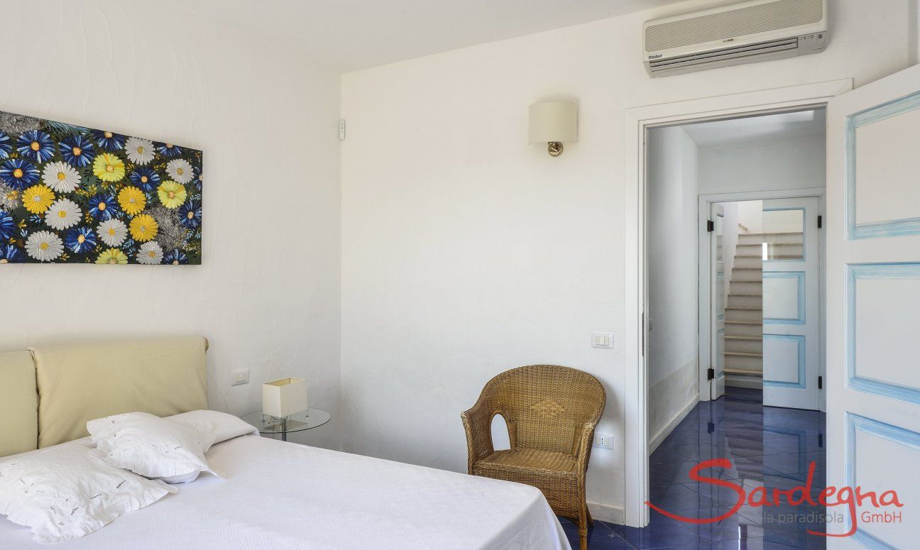 Villa Torretta Chia | Schlafzimmer 1 mit Blick in den Flur und ensuite Bad Schlafzimmer 1 mit Blick in den Flur