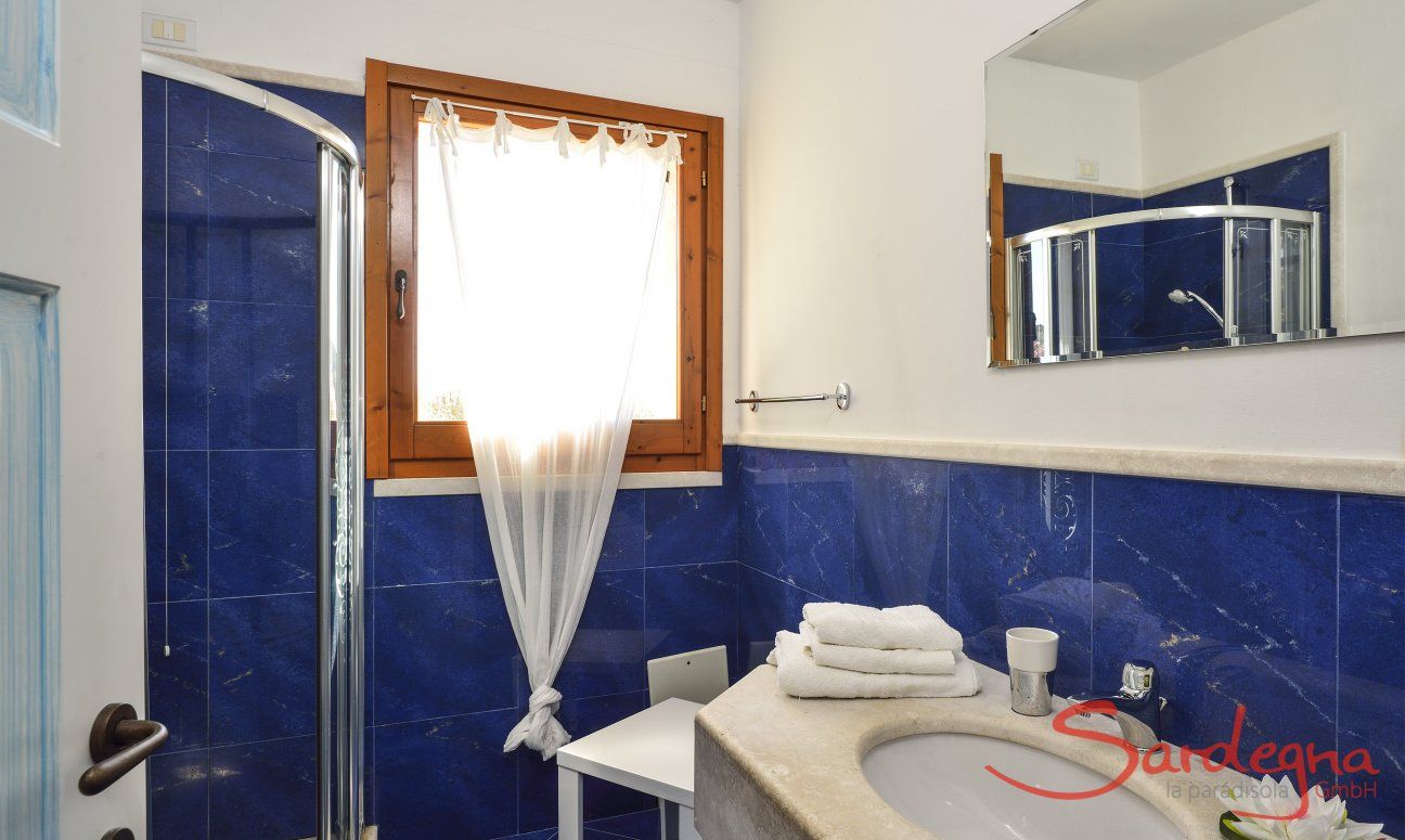 Villa Torretta Chia | Ensuite Bad vom Schlafzimmer 1 mit Dusche Badezimmer 3 mit Dusche und Tageslicht