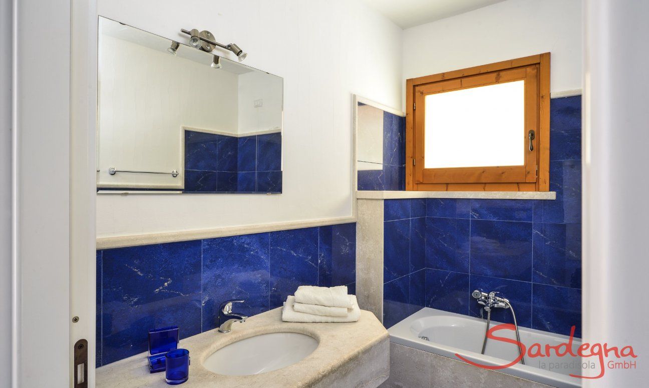 Villa Torretta Chia | Badezimmer 3 mit Badewanne Badezimmer 1 mit Badewanne