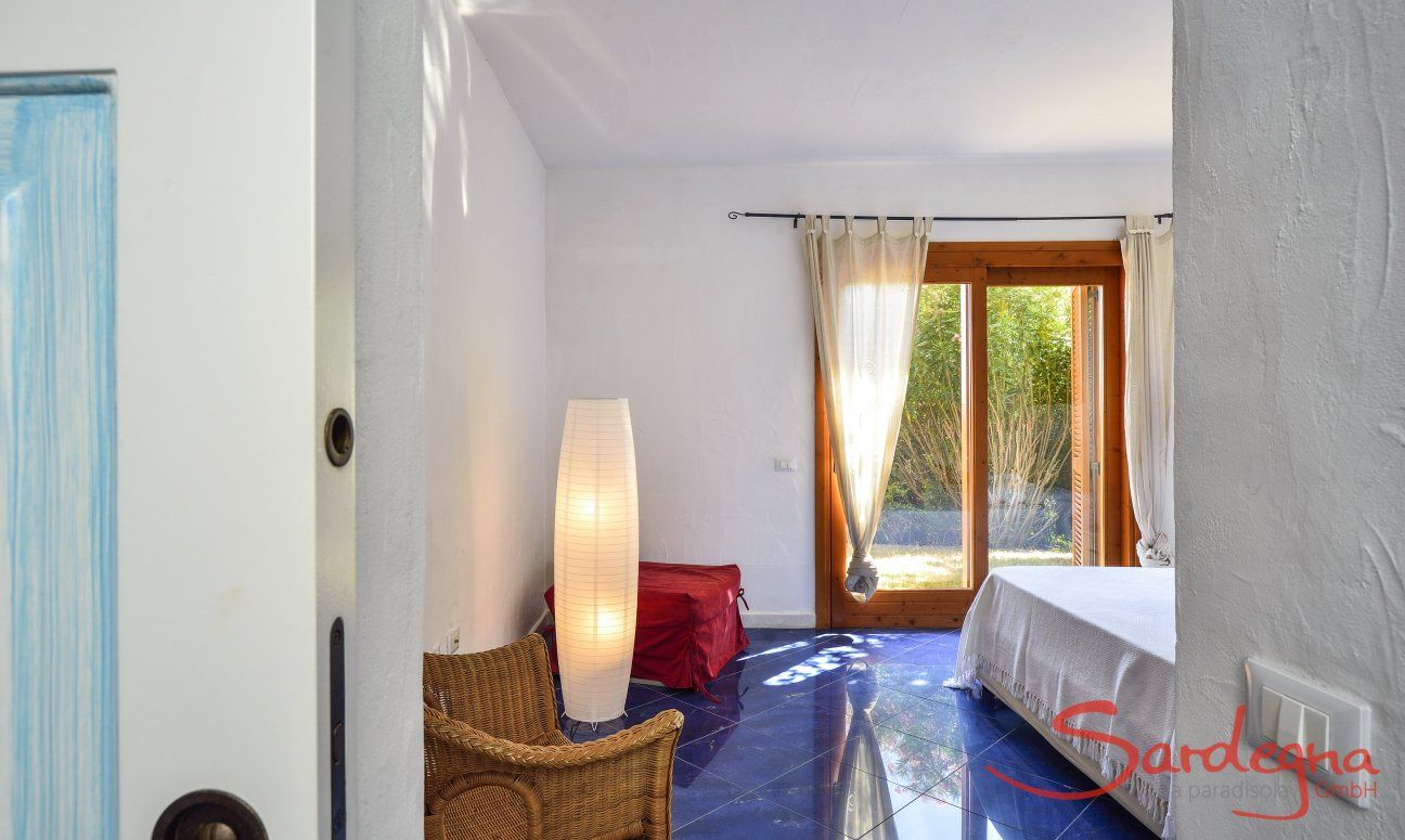 Villa Torretta Chia | Schlafzimmer 3 mit Doppelbett und Gartenzugang Schlafzimmer 2 mit Doppelbett und Gartenzugang