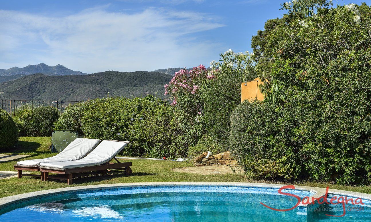 Villa Torretta Chia | Privatpool mit Sonnenliegen zum Relaxen Privatpool mit Sonnenliegen