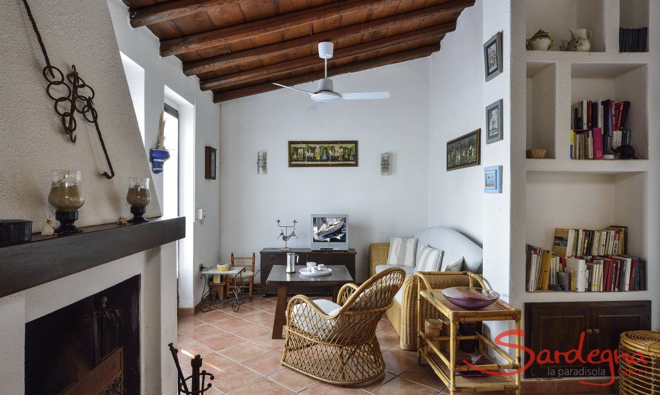 Villa Ibiscus | Wohnbereich mit Sofaecke, Kamin und Bücherregal Wohnbereich mit Sofaecke, Kamin und Bücherregal