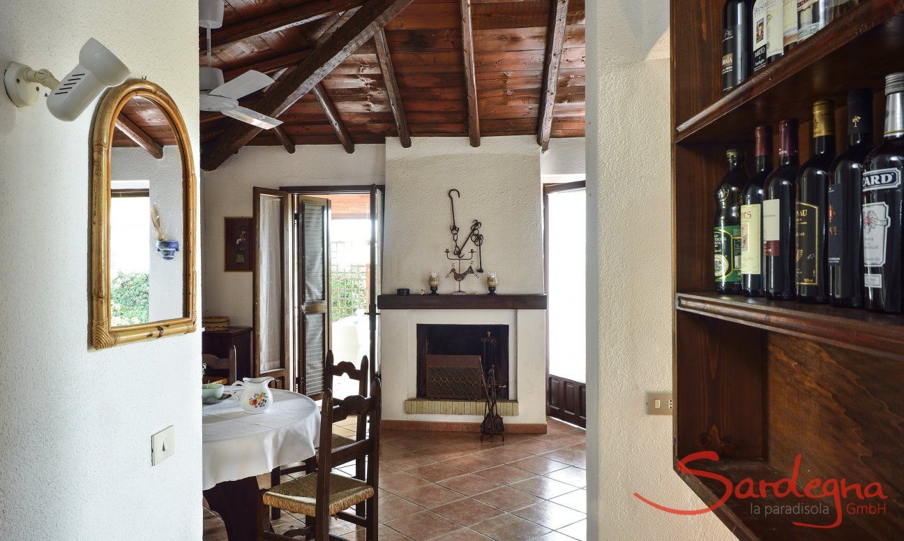 Villa Ibiscus | Wohnbereich mit Esstisch und Innenkamin Wohnbereich mit Esstisch und Innenkamin