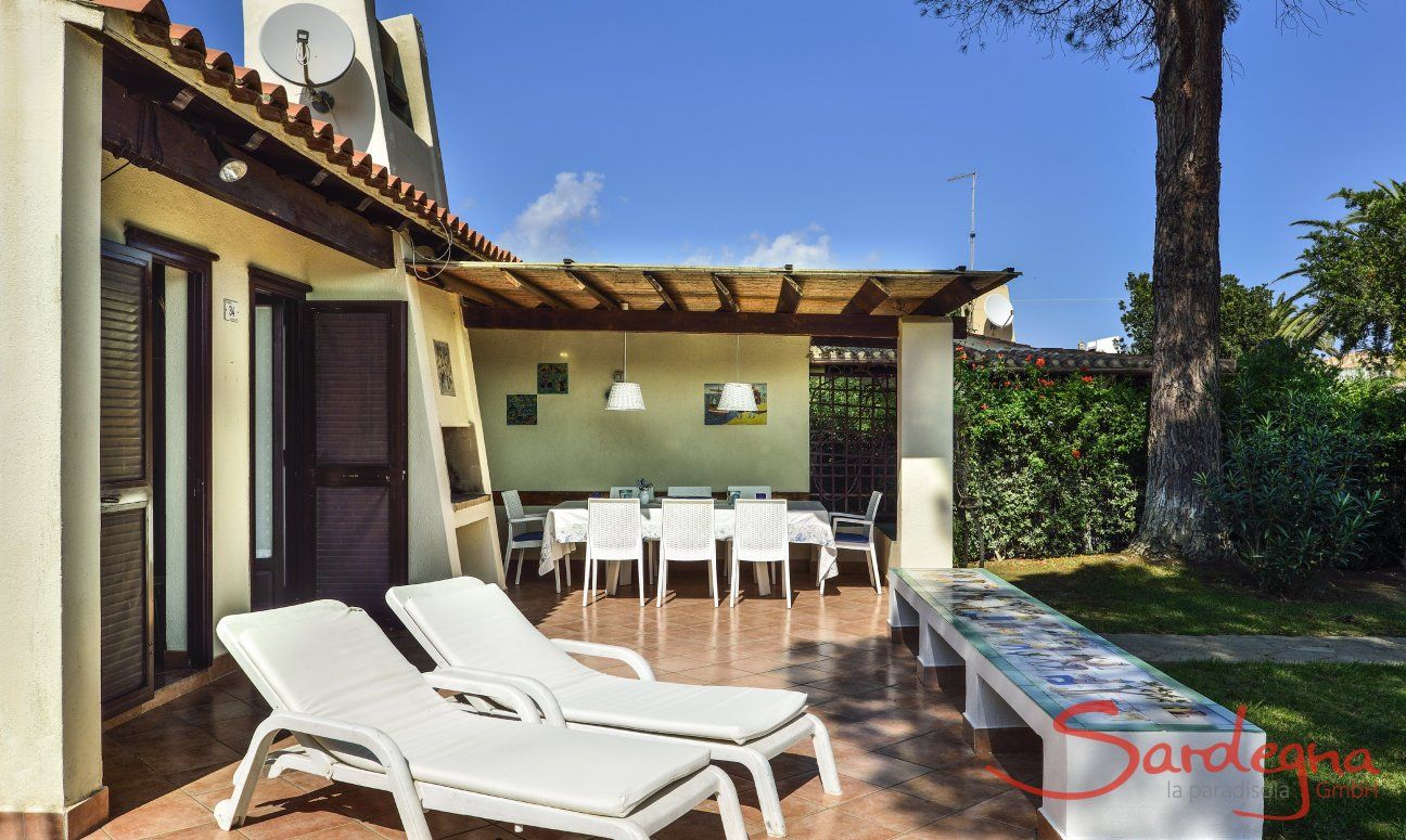Villa Ibiscus | Großflächige Terrasse mit Sonnenliegen und Essbereich Großflächige Terrasse mit Sonnenliegen und Essbereich