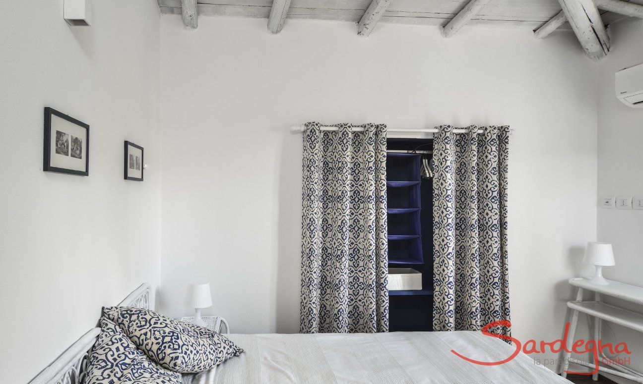 Villa Graziano | Schlafzimmer 1 mit Wandschrank Schlafzimmer 1 mit heller Holzdecke