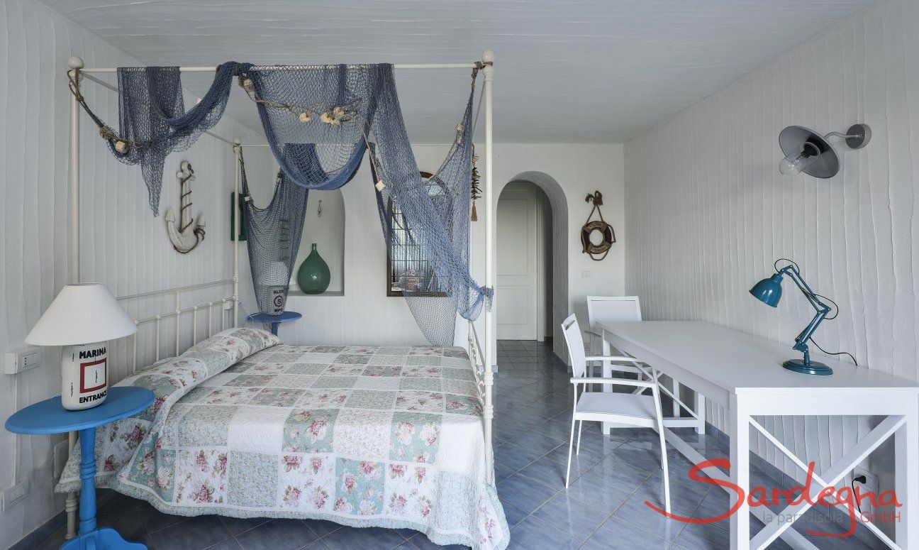 Li Conchi 20 | Schlafzimmer 3 mit Doppelbett und 1 Einzelbett (Foto nicht aktuell) und Schreibtisch im UG Schlafzimmer 3 UG