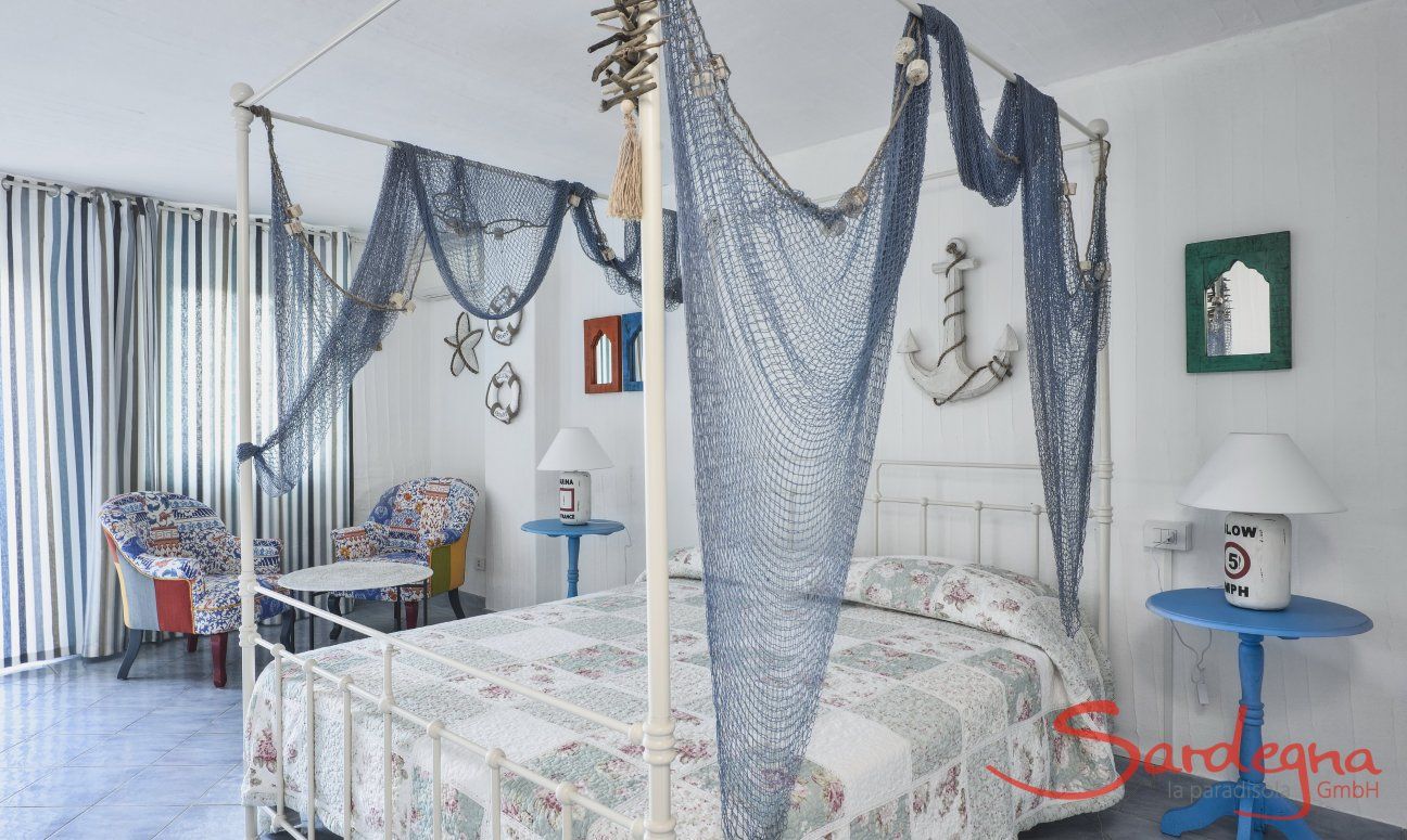 Li Conchi 20 | Schlafzimmer 3 mit Doppelbett und Einzelbett (Foto nicht aktuell) und Tür zum Garten im UG Schlafzimmer 3 UG