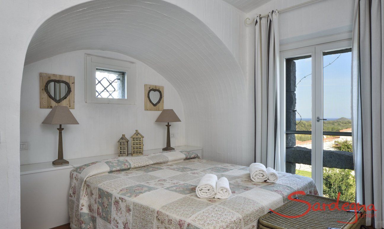 Li Conchi 20 | Schlafzimmer 1 mit Doppelbett und Meerblick Schlafzimmer 1