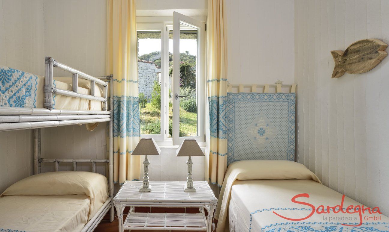 Li Conchi 36 | Schlafzimmer 2 mit einem Hochbett und einem Einzelbett Schlafzimmer 2